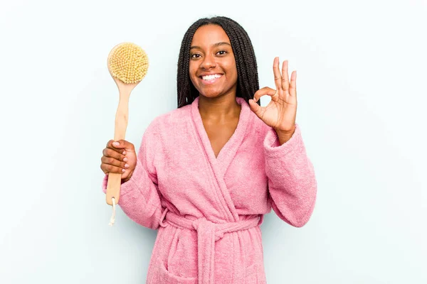 Ung Afroamerikansk Kvinna Håller Ett Badkar Borste Isolerad Blå Bakgrund — Stockfoto