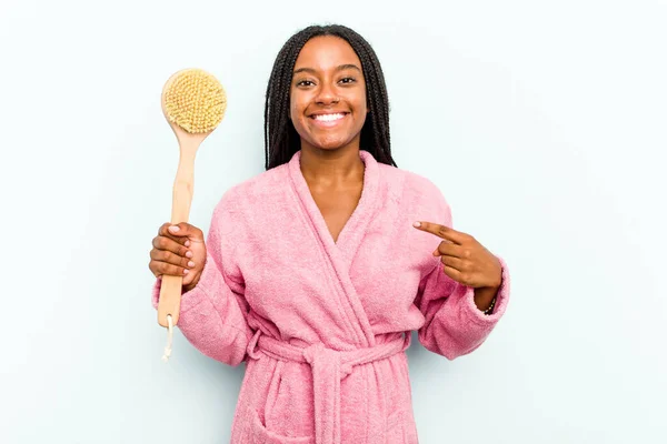 Jeune Femme Afro Américaine Tenant Une Brosse Baignoire Isolée Sur — Photo