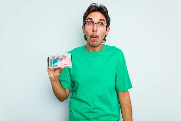 Homem Hispânico Jovem Segurando Caixa Bateria Isolado Fundo Branco Encolhe — Fotografia de Stock