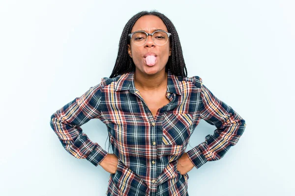 Νεαρή Αφροαμερικανή Γυναίκα Πλεξούδες Μαλλιά Απομονώνονται Μπλε Φόντο Αστείο Και — Φωτογραφία Αρχείου