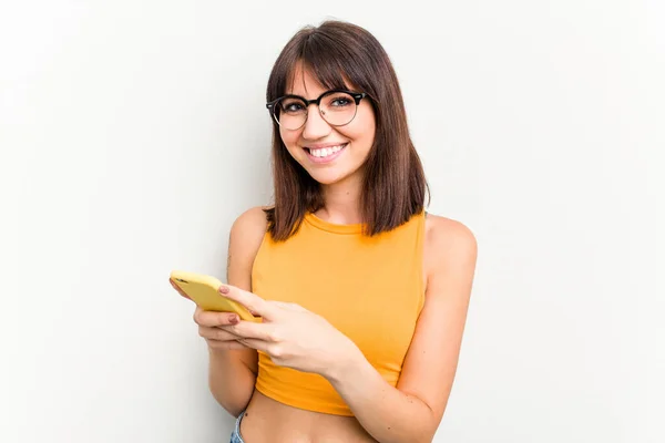 Mujer Joven Caucásica Usando Teléfono Móvil Aislado Sobre Fondo Blanco —  Fotos de Stock