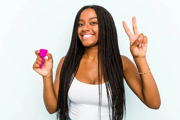 Jonge Afro Amerikaanse Vrouw Met Menstruatiecup Geïsoleerd Blauwe Achtergrond Met — Stockfoto