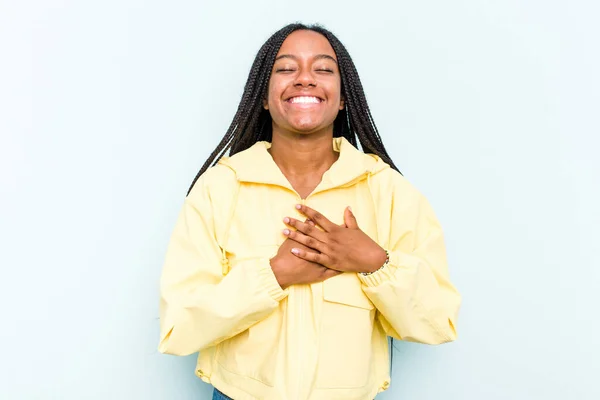Junge Afroamerikanerin Mit Geflochtenen Haaren Auf Blauem Hintergrund Die Lachend — Stockfoto