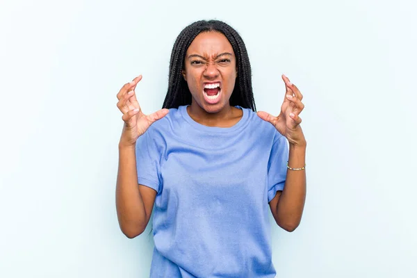 Mladá Afroameričanka Copánky Vlasy Izolované Modrém Pozadí Křičí Vzteky — Stock fotografie