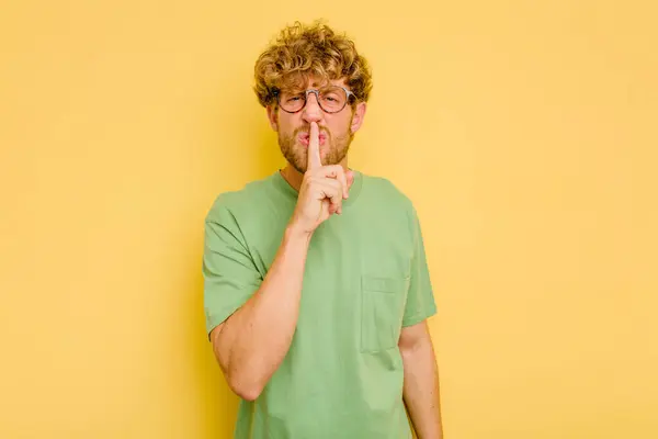 Young Caucasian Man Isolated Yellow Background Keeping Secret Asking Silence — Stock Photo, Image