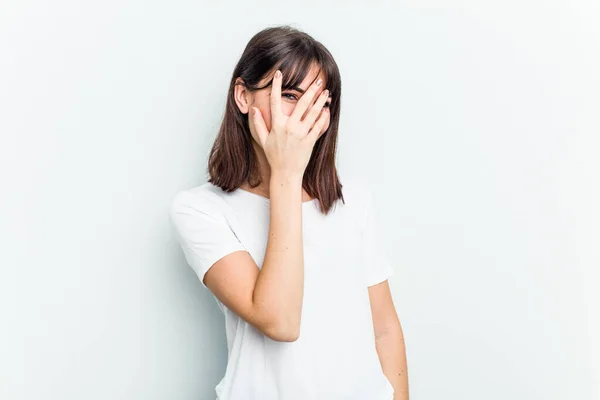 Jonge Blanke Vrouw Geïsoleerd Witte Achtergrond Knipperen Camera Door Vingers — Stockfoto