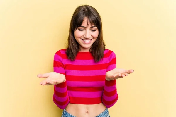 Young Caucasian Woman Isolated Yellow Background Holding Something Palms Offering — Stock Photo, Image