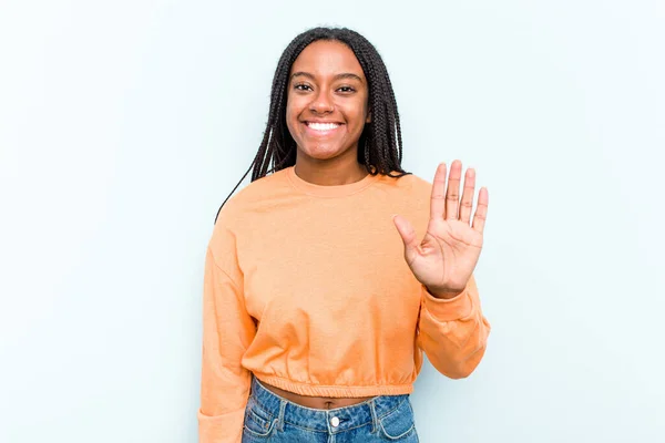 Jonge Afro Amerikaanse Vrouw Met Vlechten Haar Geïsoleerd Blauwe Achtergrond — Stockfoto