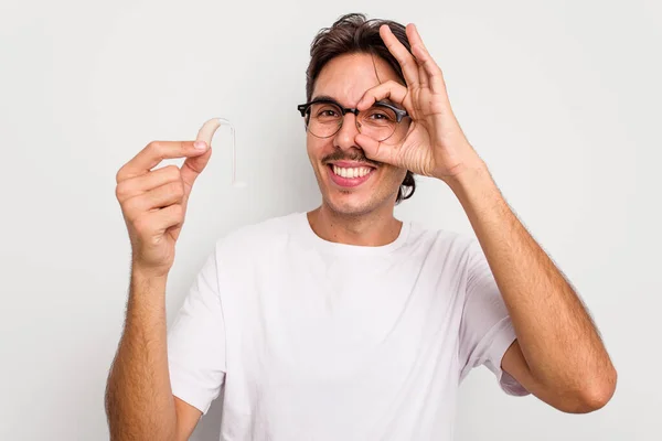 Mladý Hispánec Drží Naslouchátko Izolované Bílém Pozadí Vzrušený Udržet Gesto — Stock fotografie