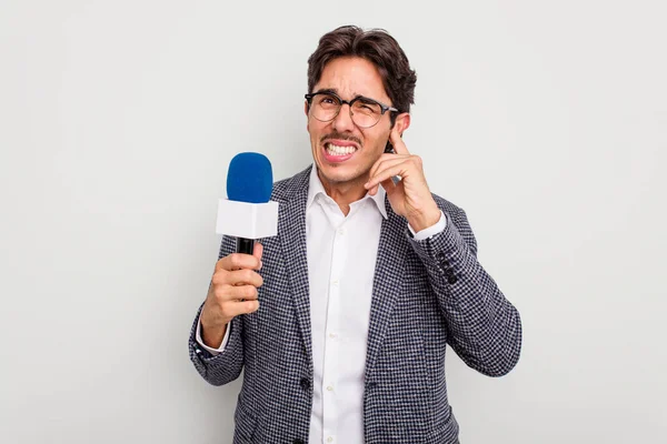 Mladý Hispánec Moderátor Muž Izolovaný Bílém Pozadí Zakrývající Uši Rukama — Stock fotografie