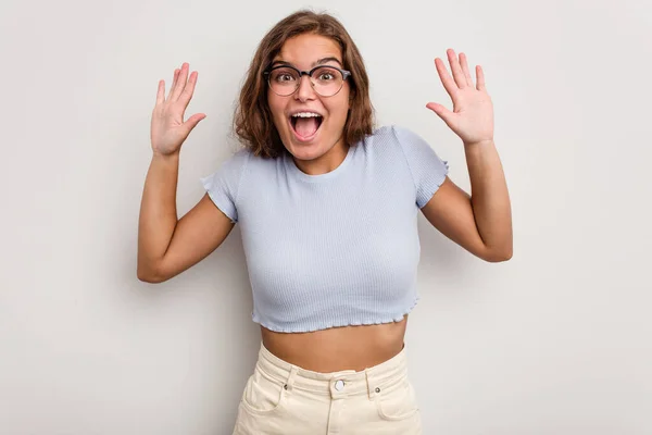 Mujer Joven Caucásica Aislada Sobre Fondo Azul Recibiendo Una Agradable — Foto de Stock