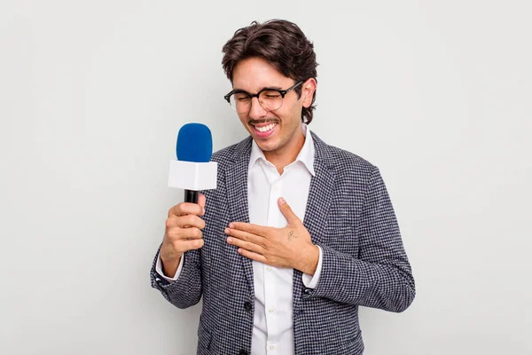 Mladý Hispánec Moderátor Muž Izolovaný Bílém Pozadí Směje Baví — Stock fotografie
