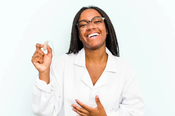 Ung Afroamerikansk Otorhinolaryngologist Kvinna Som Håller Hörapparat Isolerad Blå Bakgrund — Stockfoto