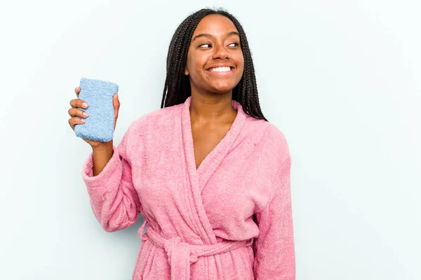 Jonge Afro Amerikaanse Vrouw Met Een Spons Geïsoleerd Blauwe Achtergrond — Stockfoto