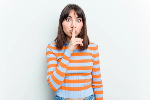 Giovane Donna Caucasica Isolata Sfondo Bianco Mantenendo Segreto Chiedendo Silenzio — Foto Stock