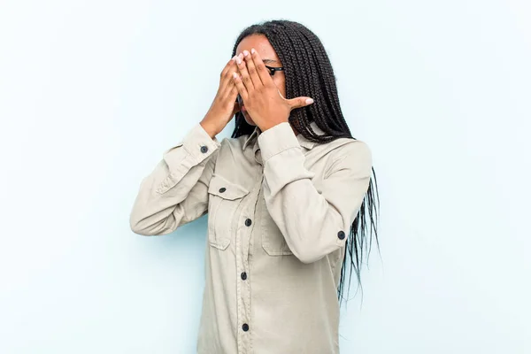 Jonge Afro Amerikaanse Vrouw Met Vlechten Haar Geïsoleerd Blauwe Achtergrond — Stockfoto