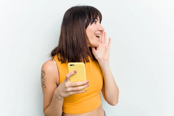 Mujer Joven Caucásica Usando Teléfono Móvil Aislado Sobre Fondo Blanco —  Fotos de Stock