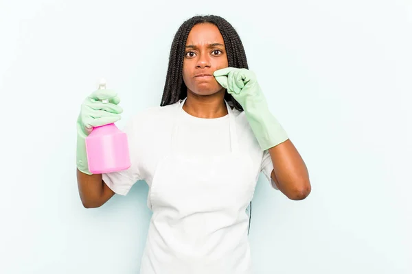 Młoda Afroamerykanka Sprzątaczka Odizolowana Niebieskim Tle Palcami Ustach — Zdjęcie stockowe