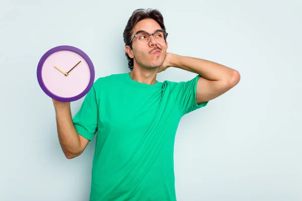 Young Hispanic Man Holding Clock Isolated White Background Touching Back — Stock Photo, Image