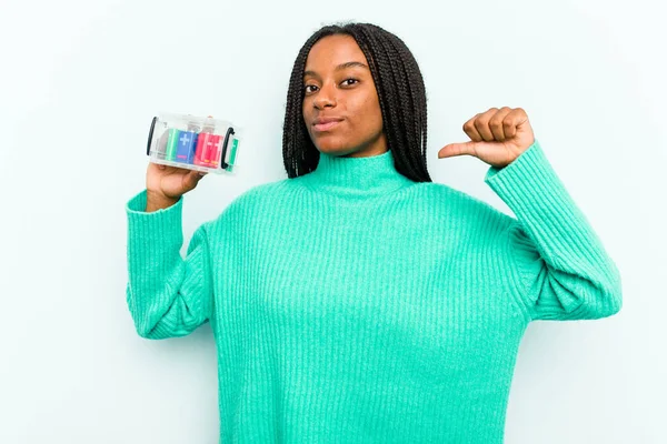 青い背景にバッテリーボックスを持つ若いアフリカ系アメリカ人女性は誇りと自信を感じています 次の例に従うこと — ストック写真