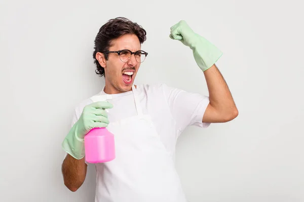 Jovem Homem Hispânico Mais Limpo Isolado Fundo Branco Levantando Punho — Fotografia de Stock