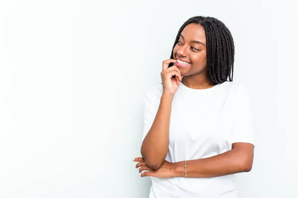 Beyaz Arka Planda Izole Edilmiş Genç Afrikalı Amerikalı Kadın Rahatça — Stok fotoğraf