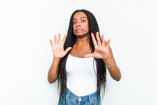 Ung Afrikansk Amerikansk Kvinna Isolerad Vit Bakgrund Blir Chockad Grund — Stockfoto