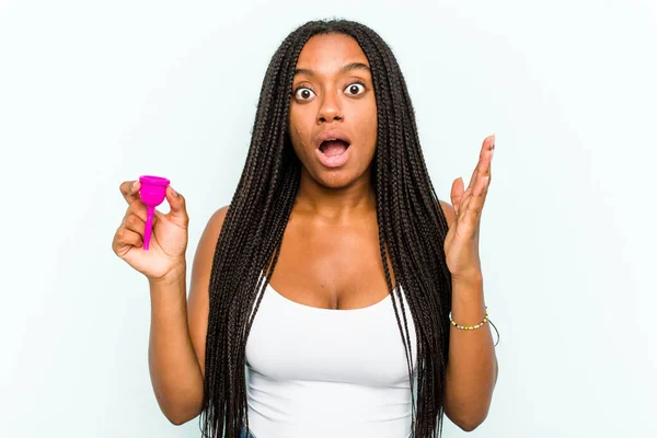 若いですアフリカ系アメリカ人女性保持月経カップ隔離上の青背景驚きとショック — ストック写真