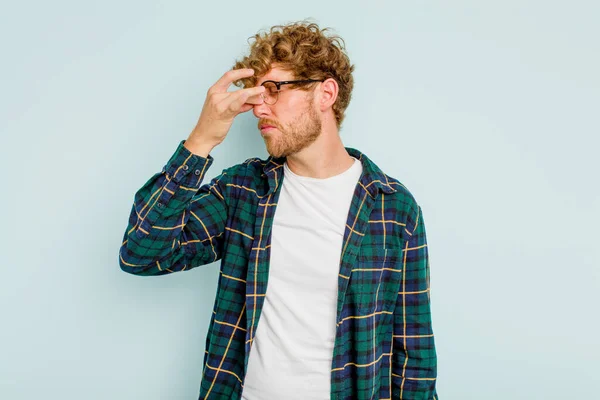 Young Caucasian Man Isolated Blue Background Having Head Ache Touching — Stock Photo, Image