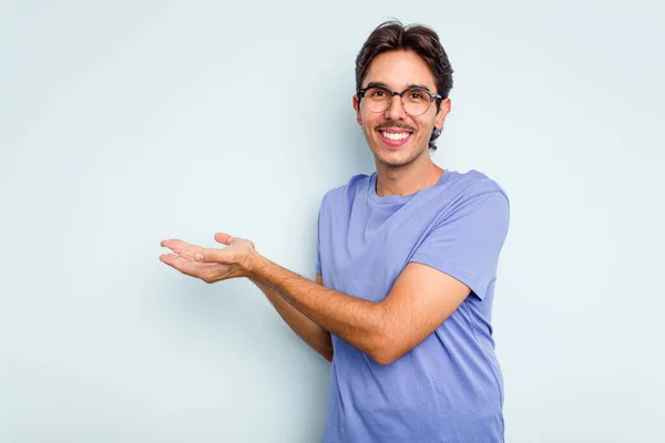 Young Hispanic Man Isolated Blue Background Holding Copy Space Palm — ストック写真