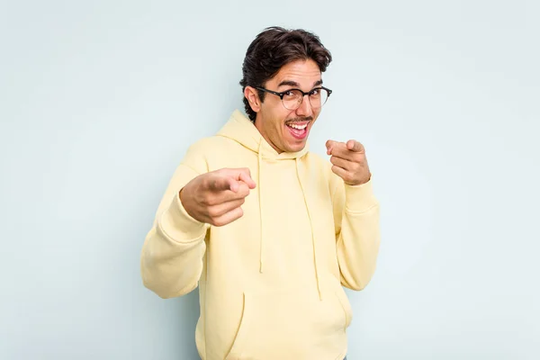 Jonge Spaanse Man Geïsoleerd Blauwe Achtergrond Vrolijke Glimlachen Wijzen Naar — Stockfoto