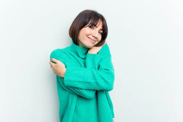 Mulher Caucasiana Jovem Isolado Abraços Fundo Branco Sorrindo Despreocupado Feliz — Fotografia de Stock
