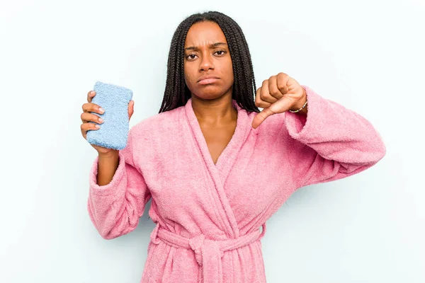 Ung Afroamerikansk Kvinna Håller Svamp Isolerad Blå Bakgrund Visar Motbjudande — Stockfoto