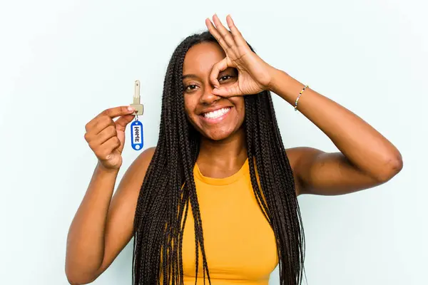 Mladá Afroameričanka Drží Domácí Klíče Izolované Modrém Pozadí Vzrušený Vedení — Stock fotografie