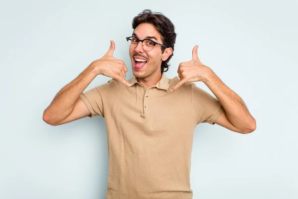 Joven Hombre Hispano Aislado Sobre Fondo Azul Mostrando Gesto Llamada —  Fotos de Stock