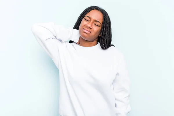 Junge Afroamerikanerin Mit Geflochtenen Haaren Auf Blauem Hintergrund Massiert Ellbogen — Stockfoto