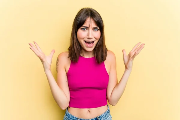 Young Caucasian Woman Isolated Yellow Background Screaming Sky Looking Frustrated — Stock Photo, Image