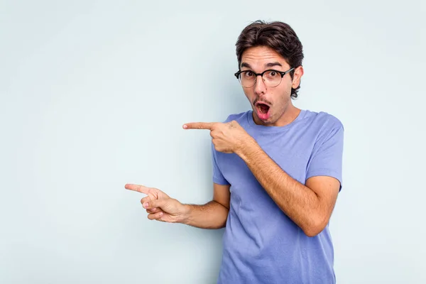 Young Hispanic Man Isolated Blue Background Pointing Forefingers Copy Space — Stock Photo, Image