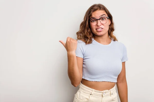 Jonge Blanke Vrouw Geïsoleerd Blauwe Achtergrond Geschokt Wijzend Met Wijsvingers — Stockfoto