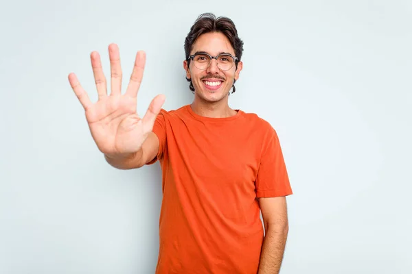 Junger Hispanischer Mann Isoliert Auf Blauem Hintergrund Lächelnd Fröhlich Nummer — Stockfoto
