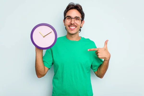 Junger Hispanischer Mann Mit Einer Auf Weißem Hintergrund Isolierten Uhr — Stockfoto