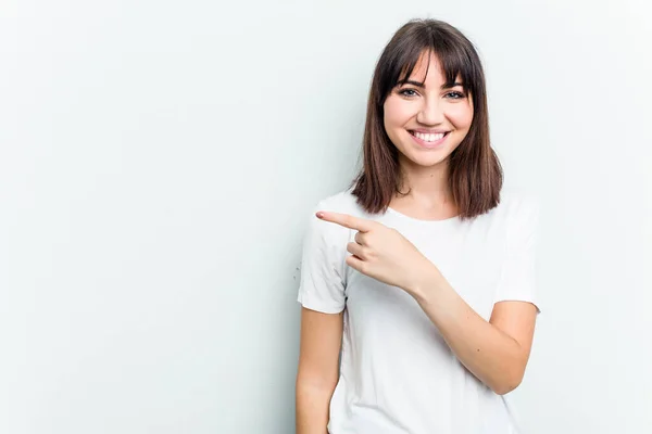 Jonge Kaukasische Vrouw Geïsoleerd Witte Achtergrond Glimlachen Wijzen Opzij Tonen — Stockfoto