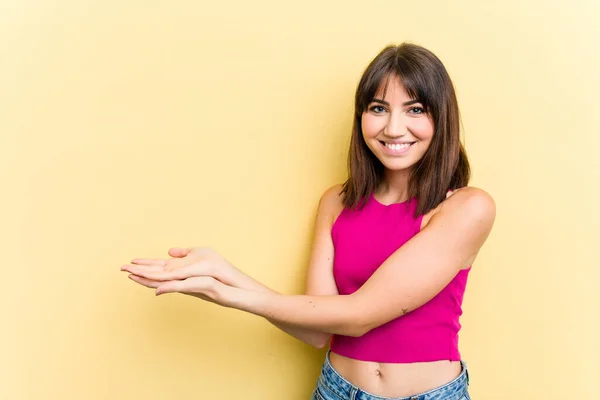 Jonge Blanke Vrouw Geïsoleerd Gele Achtergrond Met Een Kopieerruimte Een — Stockfoto