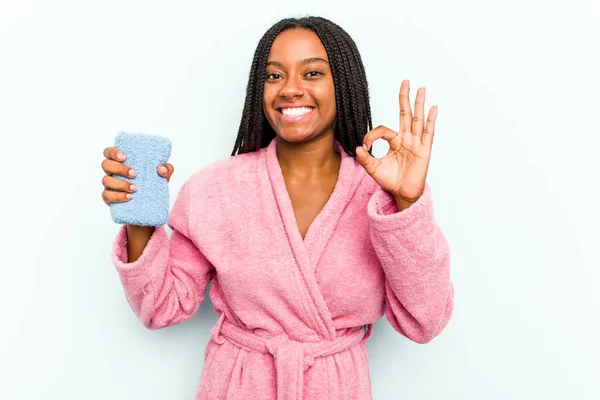 Ung Afroamerikansk Kvinna Håller Svamp Isolerad Blå Bakgrund Glad Och — Stockfoto