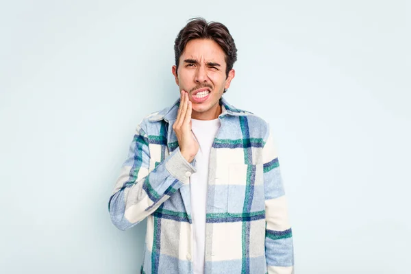 Mladý Hispánec Izolovaný Modrém Pozadí Silnými Zuby Bolest Molární Bolest — Stock fotografie