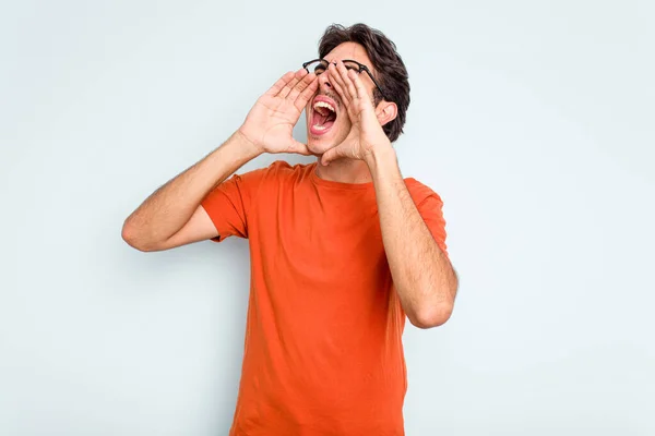 Ung Latinamerikansk Man Isolerad Blå Bakgrund Skriker Glada Till Fronten — Stockfoto