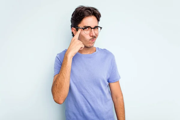 Young Hispanic Man Isolated Blue Background Pointing Temple Finger Thinking — ストック写真