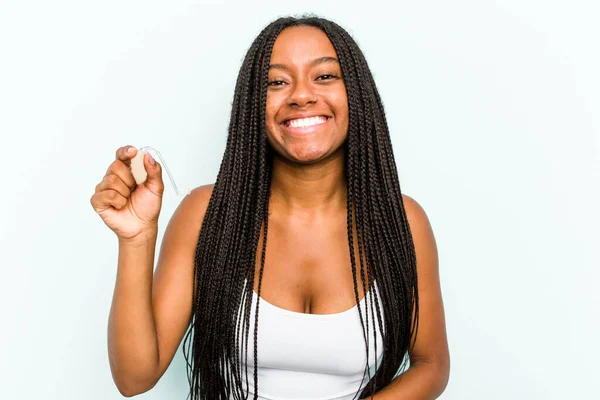 Genç Afrikalı Amerikalı Kadın Elinde Işitme Cihazı Tutarken Mavi Arka — Stok fotoğraf