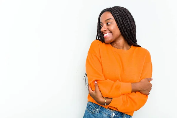 白い背景に孤立した若いアフリカ系アメリカ人女性が腕を組んで自信を持って笑っている — ストック写真