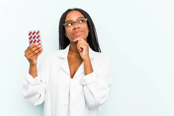 Young African American Pharmacist Woman Isolated Blue Background Looking Sideways — Stock Photo, Image